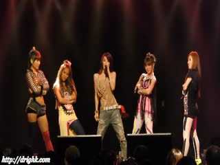 紧身牛仔热裤少女 12