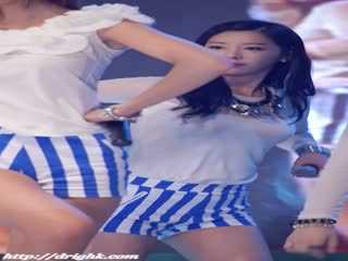 条纹大屁股热裤少女 02