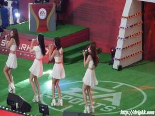 广场白裙高跟少女 04